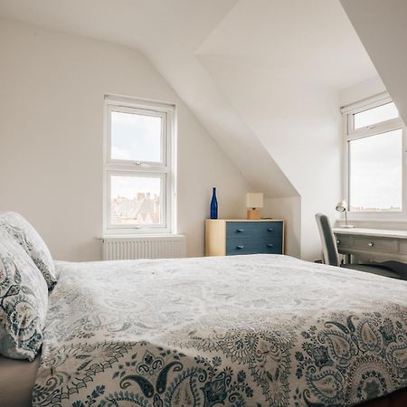 Private Two Bedroom Residence In Southbourne - Private Parking - Off The High Street - Minutes Away From The Beach ボーンマス エクステリア 写真