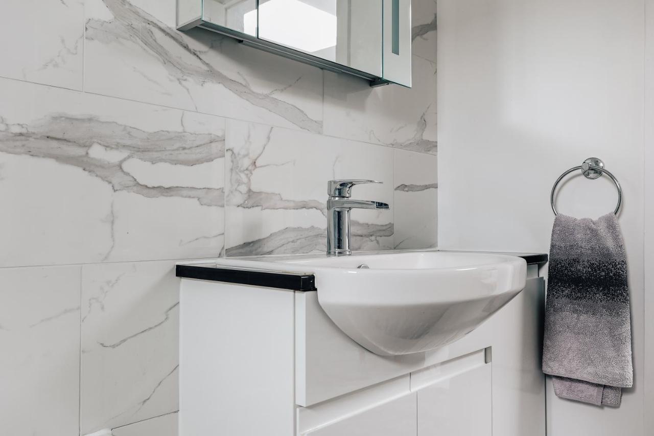 Private Two Bedroom Residence In Southbourne - Private Parking - Off The High Street - Minutes Away From The Beach ボーンマス エクステリア 写真