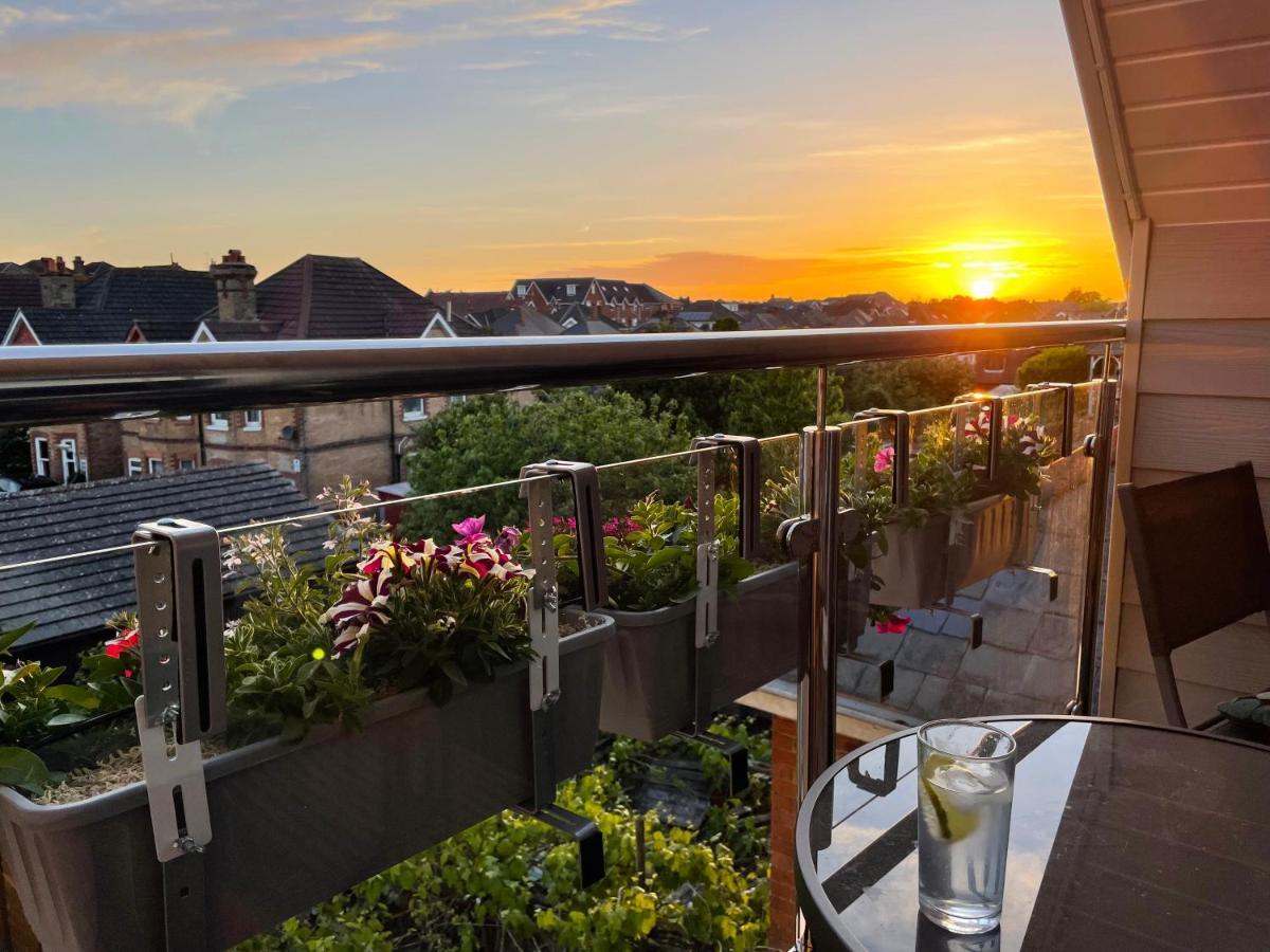 Private Two Bedroom Residence In Southbourne - Private Parking - Off The High Street - Minutes Away From The Beach ボーンマス エクステリア 写真