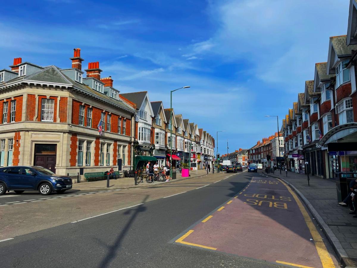 Private Two Bedroom Residence In Southbourne - Private Parking - Off The High Street - Minutes Away From The Beach ボーンマス エクステリア 写真