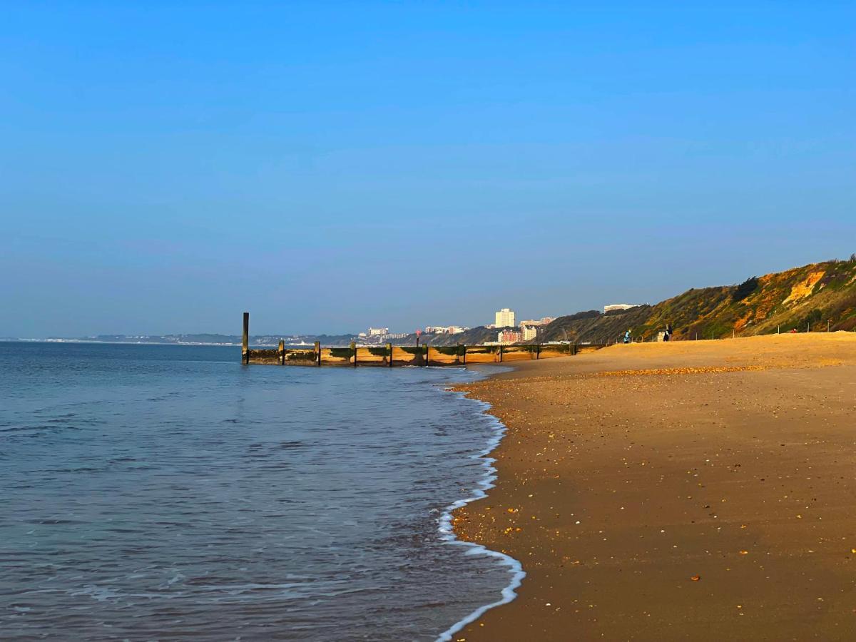 Private Two Bedroom Residence In Southbourne - Private Parking - Off The High Street - Minutes Away From The Beach ボーンマス エクステリア 写真