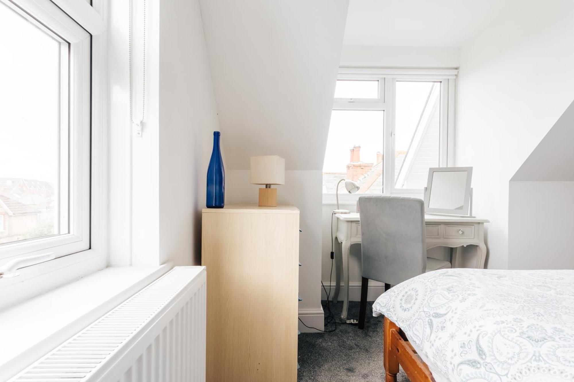 Private Two Bedroom Residence In Southbourne - Private Parking - Off The High Street - Minutes Away From The Beach ボーンマス エクステリア 写真