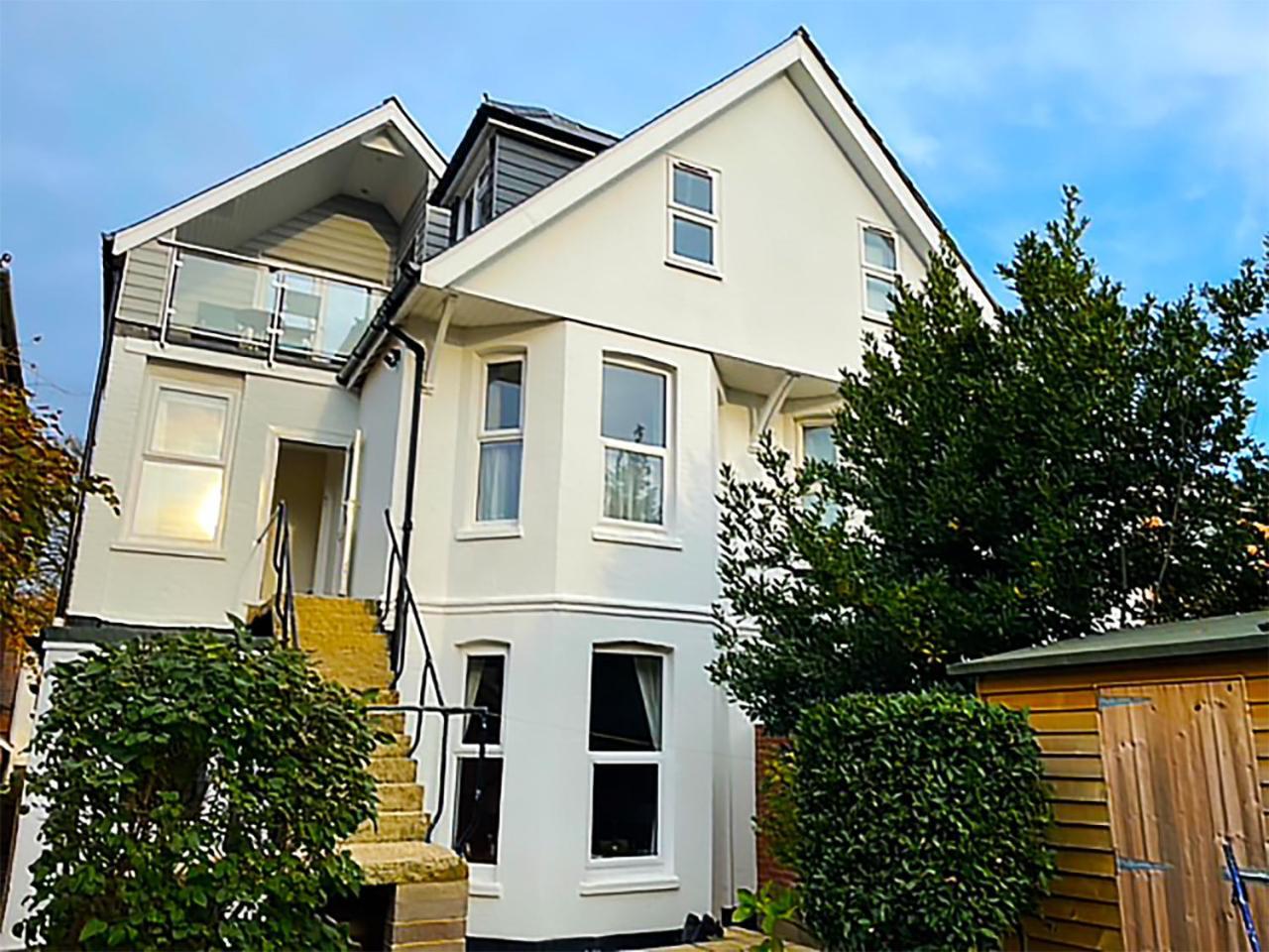 Private Two Bedroom Residence In Southbourne - Private Parking - Off The High Street - Minutes Away From The Beach ボーンマス エクステリア 写真