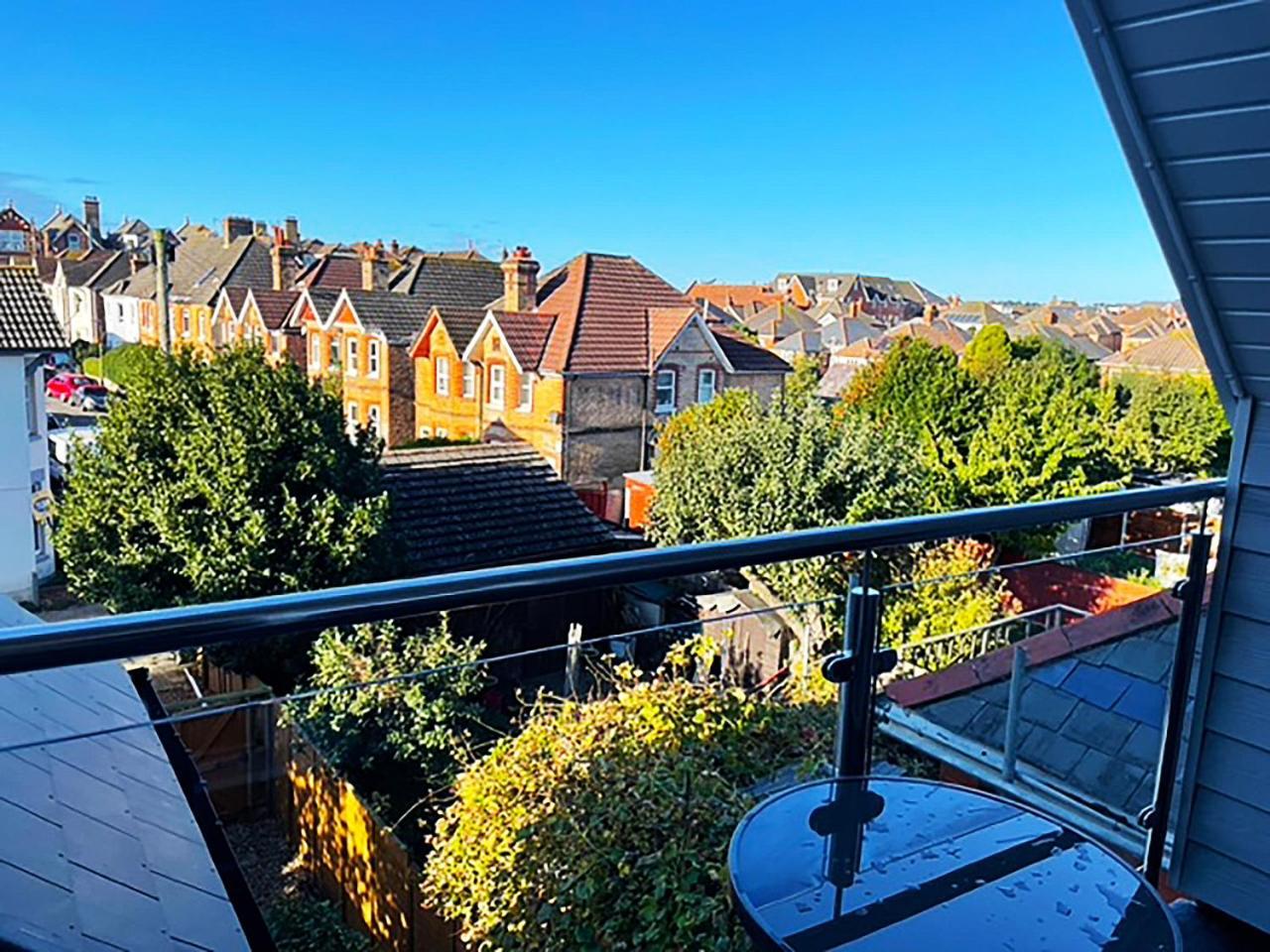 Private Two Bedroom Residence In Southbourne - Private Parking - Off The High Street - Minutes Away From The Beach ボーンマス エクステリア 写真