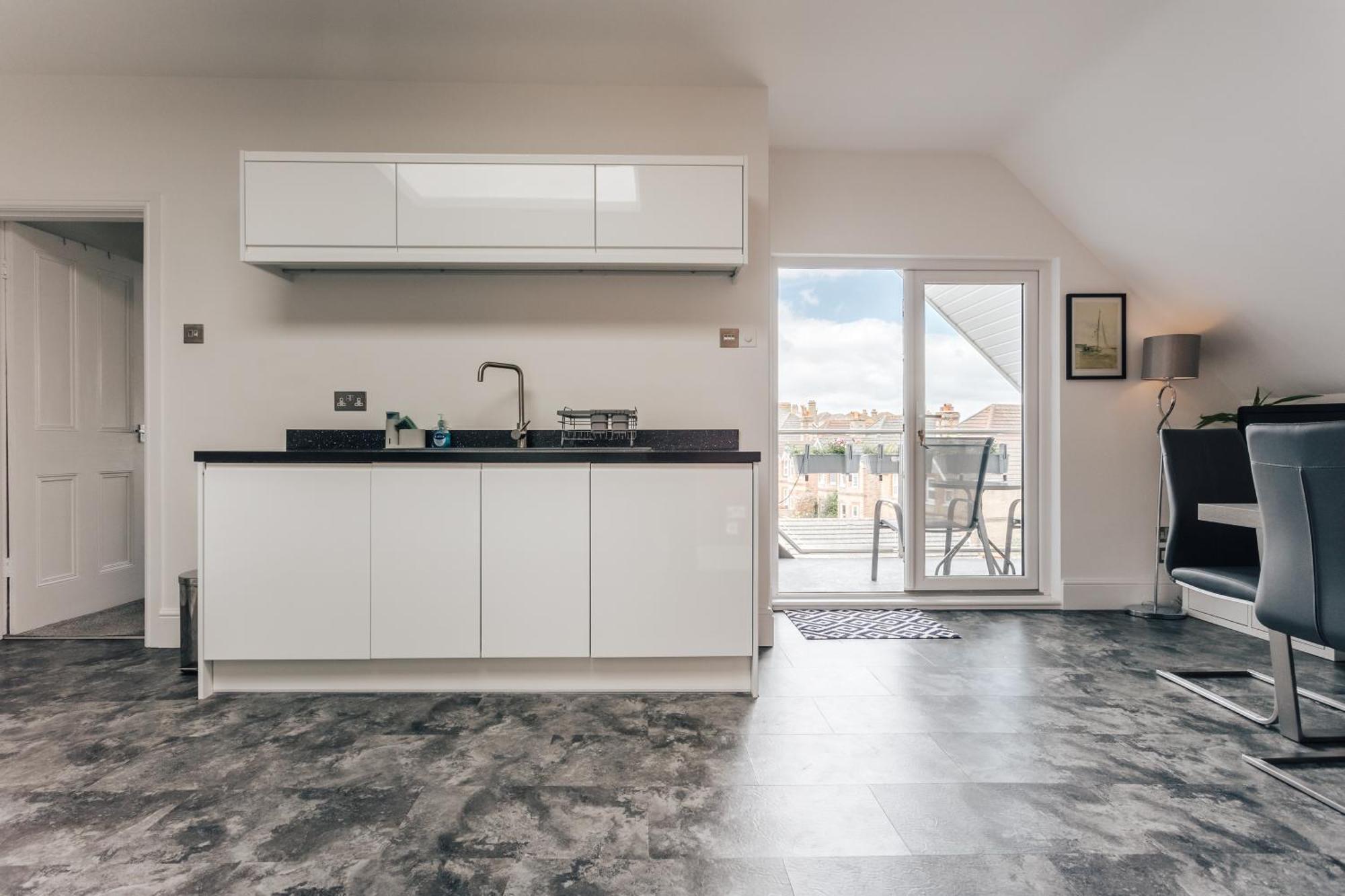 Private Two Bedroom Residence In Southbourne - Private Parking - Off The High Street - Minutes Away From The Beach ボーンマス エクステリア 写真