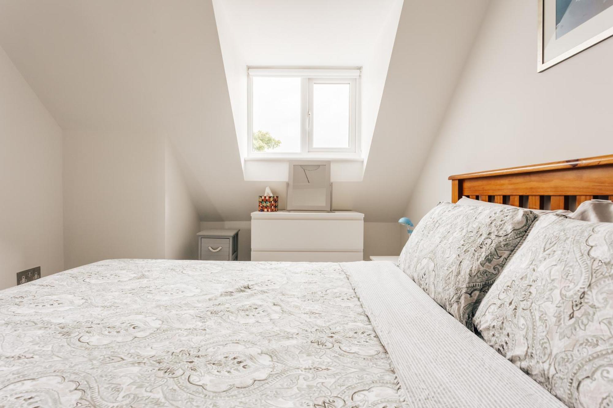 Private Two Bedroom Residence In Southbourne - Private Parking - Off The High Street - Minutes Away From The Beach ボーンマス エクステリア 写真