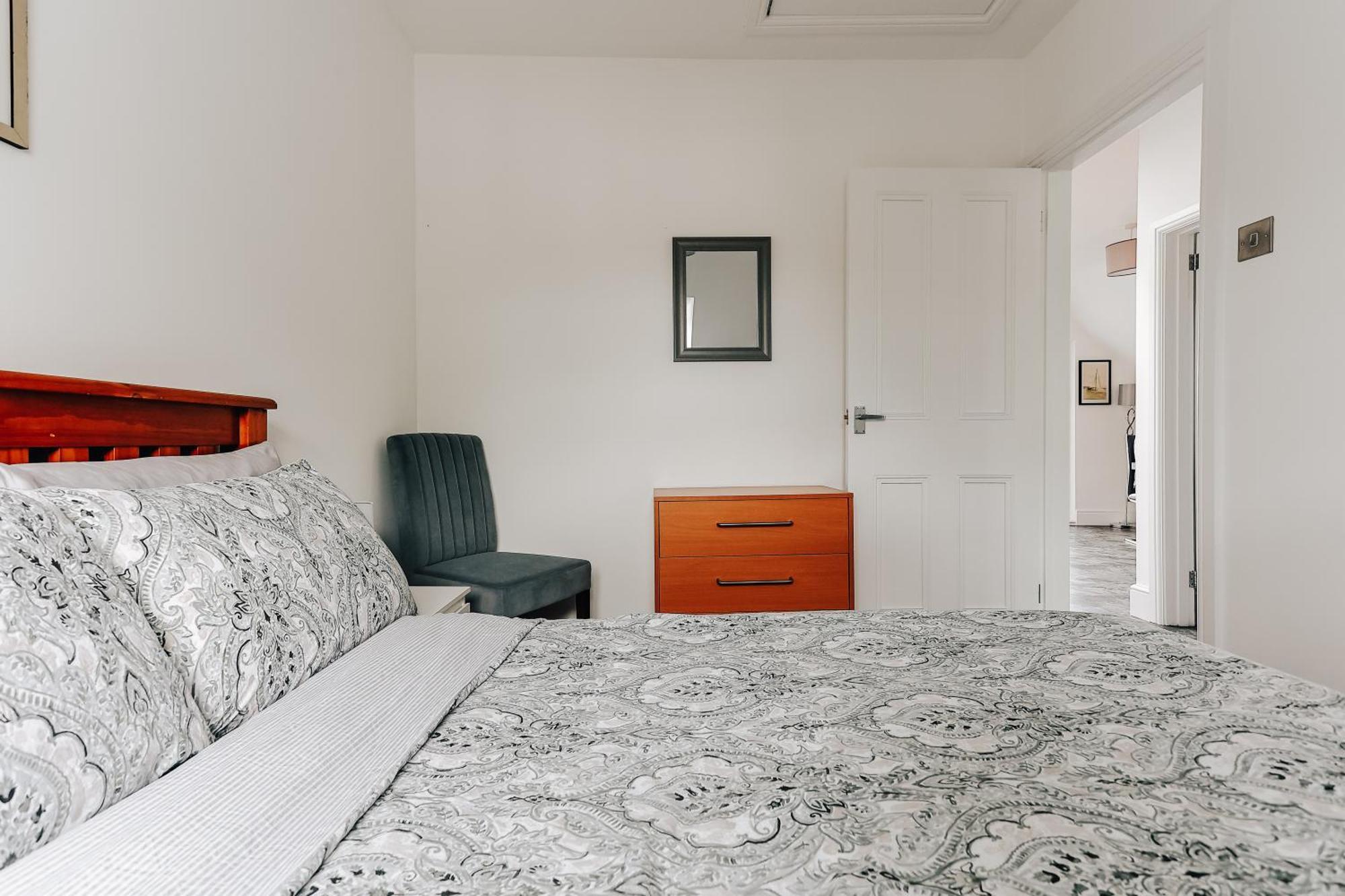 Private Two Bedroom Residence In Southbourne - Private Parking - Off The High Street - Minutes Away From The Beach ボーンマス エクステリア 写真