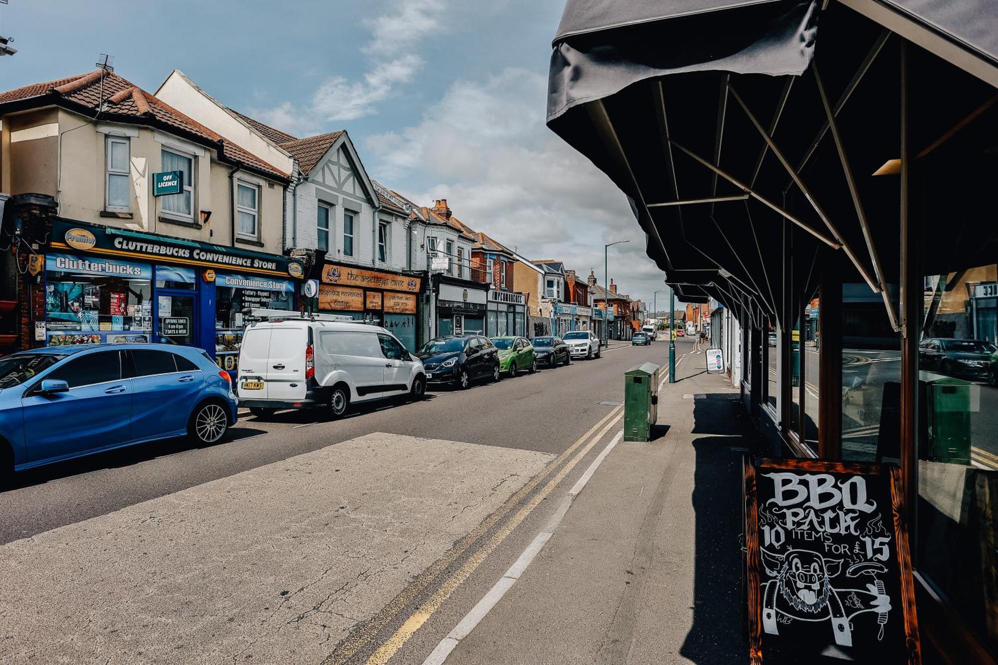 Private Two Bedroom Residence In Southbourne - Private Parking - Off The High Street - Minutes Away From The Beach ボーンマス エクステリア 写真